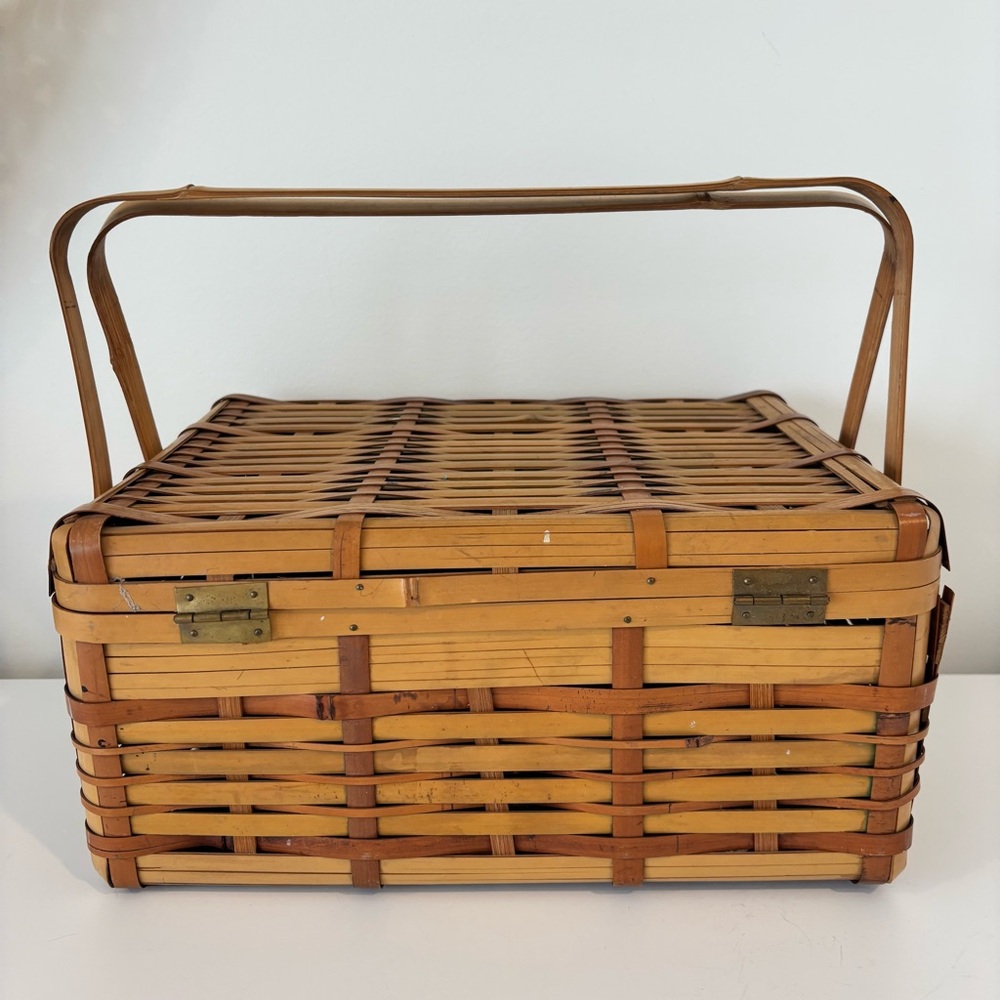 Vintage Bamboo wicker picnic basket 1970's made in Japan beige green hinged lid - Picture 5 of 13